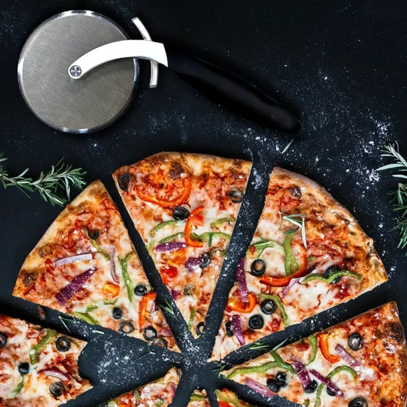 Roulette à pizza avec pique pâte